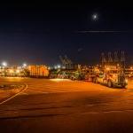 欧米茄澳门威斯人平台首页2015年肯沃斯C500, 150吨的拖车, 还有在夜间运送并联反应堆的推车